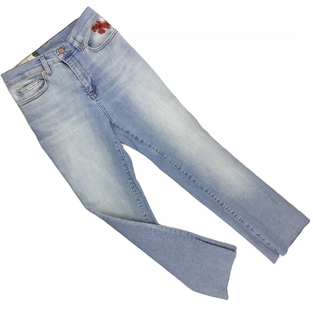 𝅺Marine Layer Floral Embroidered Cropped Jeans in Light Wash. Sz. 26